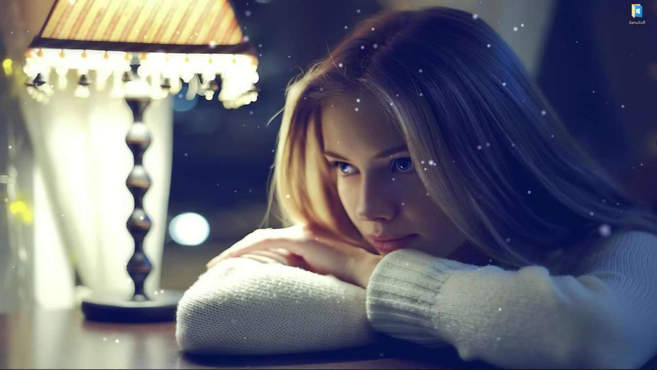 Видео Живые обои Красивая блондинка возле яркой лампы и снег