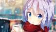 Синеглазая аниме девушка с чашкой кофе в руках